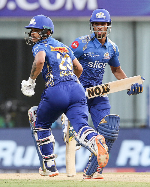 MI vs RR 15 Overs Live 15 ओवर के बाद मुंबई का स्कोर 136/4