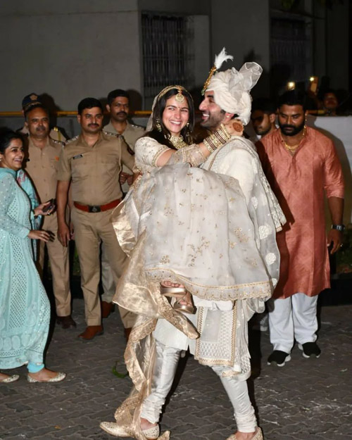 परिणय सूत्र में बंधे आलिया-रणबीर, यहां देखिए पहली तस्वीर Ranbir-Alia Wedding New Images