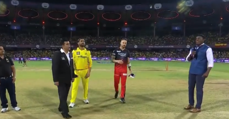 CSK Vs RCB : रॉयल चैलेंजर्स बेंगलुरु ने टॉस जीत चेन्नई के खिलाफ पहले बॉलिंग करने का किया फैसला , जानें प्लेइंग-11